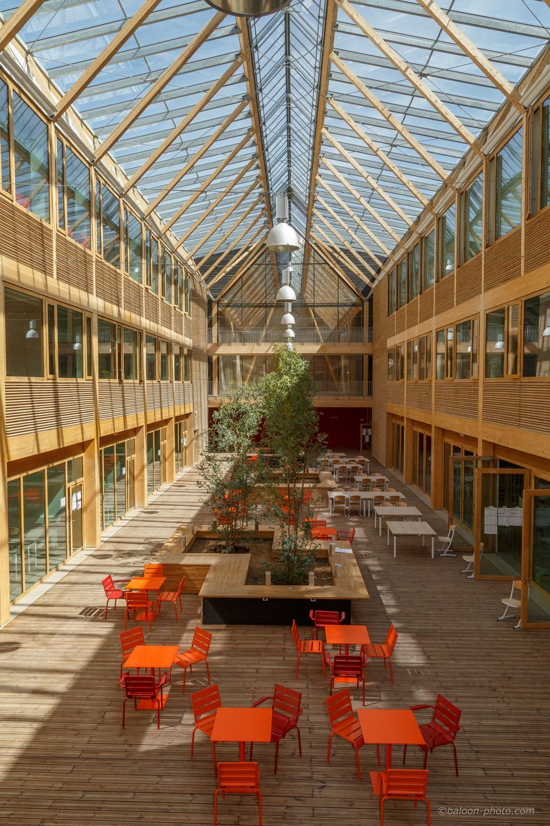 FrDesouche's tweet photo. Le lycée Mandela, à Nantes, auquel ils ont mis le feu. https://t.co/SVa0g1zCPu
