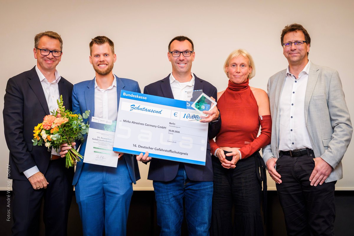 BMAS_Bund's tweet photo. 🏆 Sicherer arbeiten mit weniger Gefahrstoffen: Der 16. Deutsche #Gefahrstoffschutzpreis geht an Mirka Abrasives Germany für den Ersatz von Naphthalin durch Fumarsäure. Amplifon Deutschland erhält eine Belobigung für weniger Frässtaub.

👉 https://t.co/SNYdc4Zh10 https://t.co/48PNrUsKaJ
