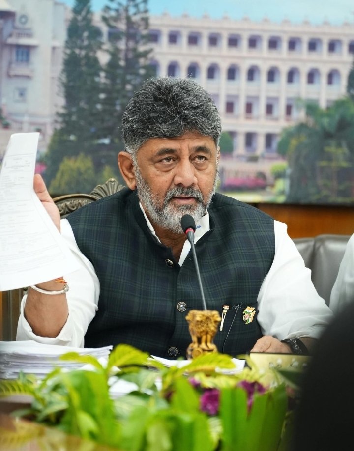 CommonBS786OM's tweet photo. Breaking. 
Cm of KARNATAKA has Exposed  the ECI and his SIR Process 

Dk Shivkumar held A P C today and said ECI has deleted 60 lakh Votes in Karnataka 

In the favor of BJP to Create Atmosphere for Next Election 

Rahul Gandhi is not Fighting alone with the BJP.

Now Dks decided to Sit in the Front of CEO office for protest against SIR 

The battle against SIR is now begins from Dk Shivkumar 🔥🔥