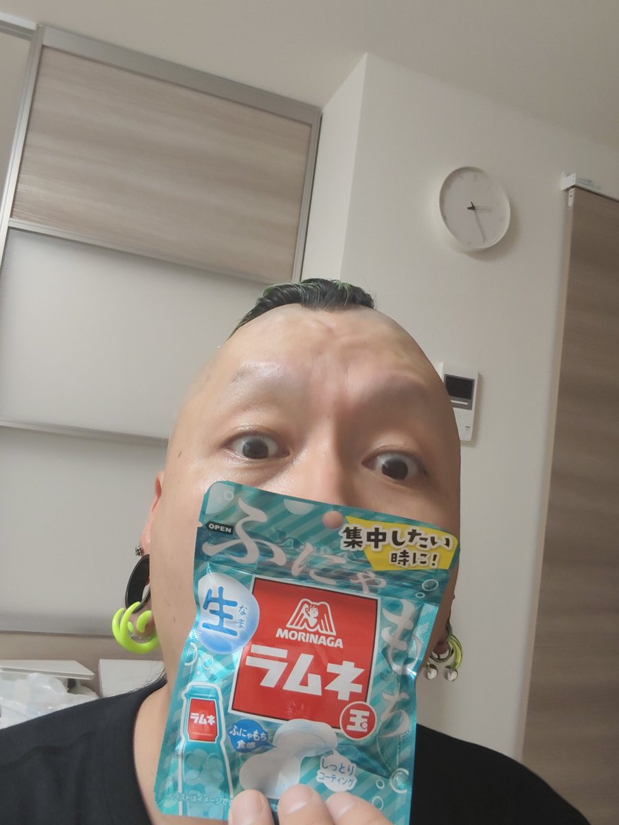 the_pilots_'s tweet photo. 禁煙1827日目!

明日は下北沢ろくでもない夜にてぇ！カヨコ嬢のぉ！イベントぉ！ザ・パイロッツぅう！

そしてぇえ！森永のぉお！生ラムネ玉ぁあ！ズギュウウウン！(うまいと言うとります)

UREEYYYYY！(唐突にディオ。しかも第1部。)

すんませんライブはちゃんとやりますんで！���ぼうねぇえええ！ https://t.co/orFkhR3xzC