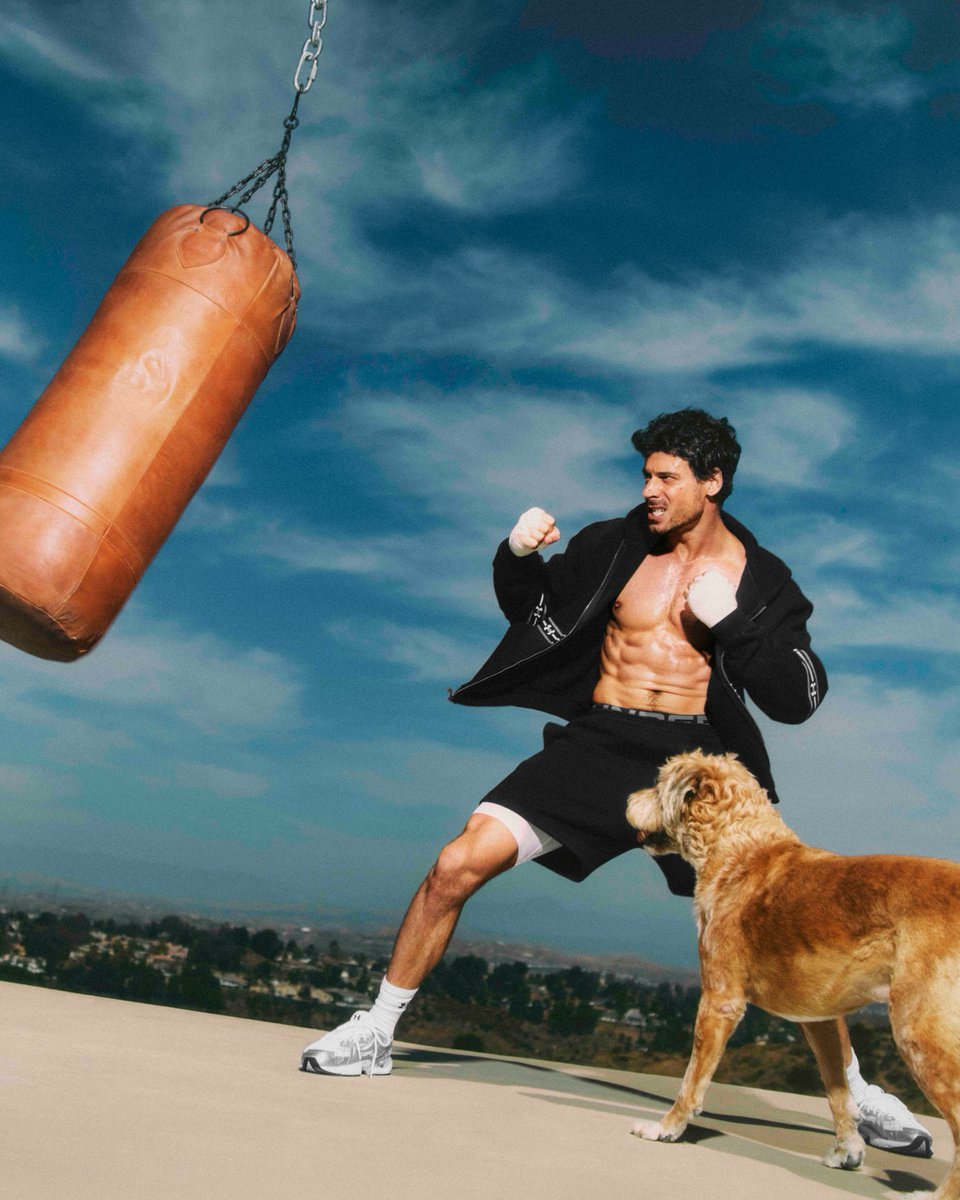 DAMAN_Magazine's tweet photo. Built for the season’s most intense workouts, Under Armour’s “For When It’s Hot” campaign puts François Arnaud and HeatGear technology to the test

Read more
https://t.co/CsrELX2HKH https://t.co/BRK4Vs579t