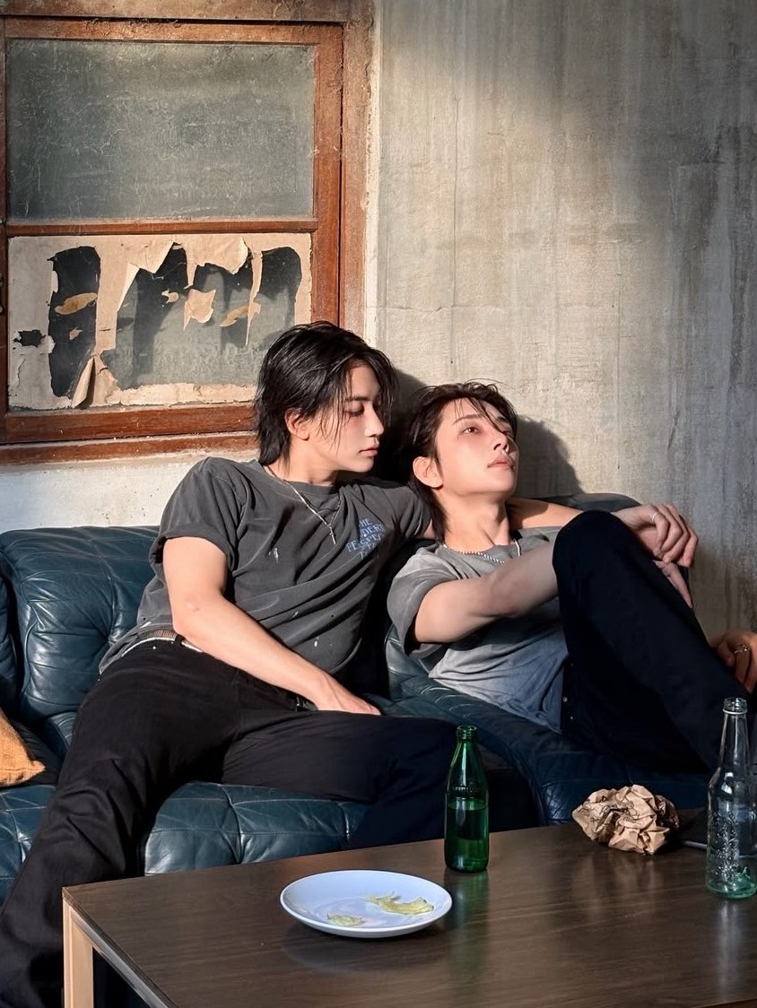 yhkives's tweet photo. am i interrupting something????? https://t.co/H0FuqMnYbt