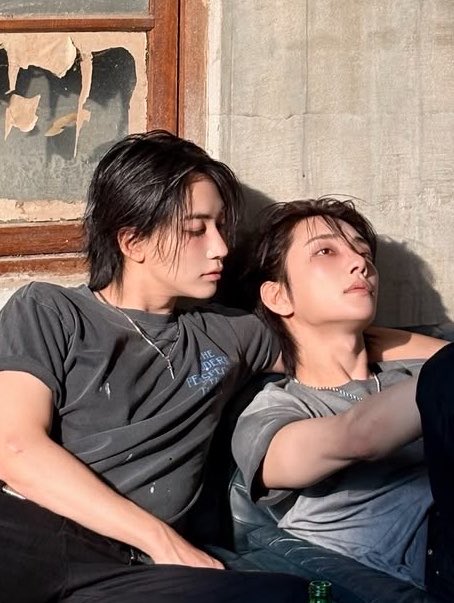 yhkives's tweet photo. am i interrupting something????? https://t.co/H0FuqMnYbt