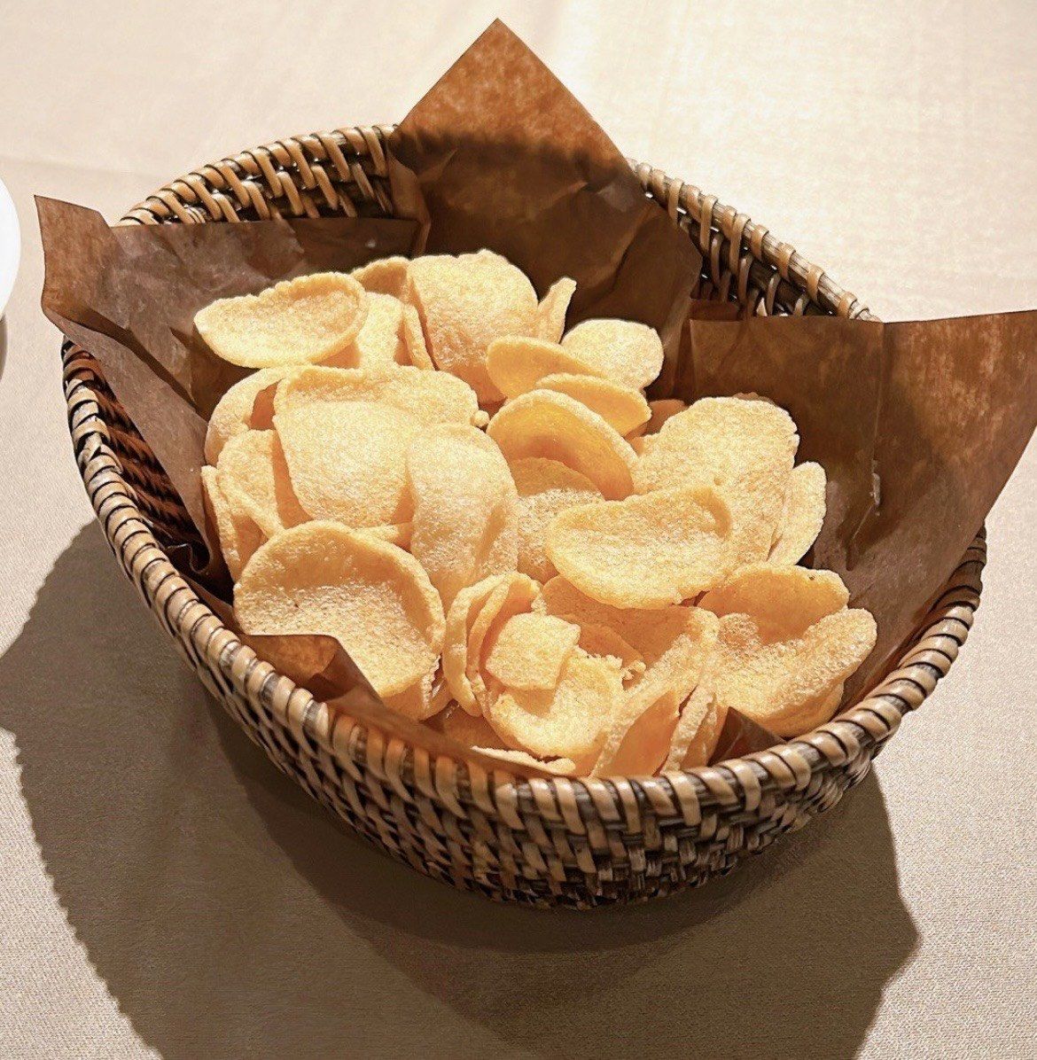 JessicaVazuljo's tweet photo. Just shared a bag of salted egg yolk crispy chips with my desk mate  Crunchy, savory and way too addictive—sharing is caring when snacks hit different!， https://t.co/HbnGBVU0GL