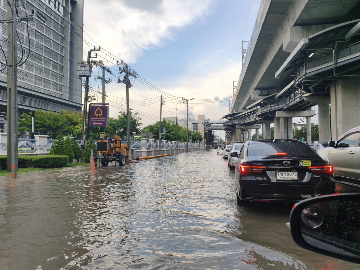 nuiparkpoom's tweet photo. @fm91trafficpro  @js100radio  โลคัลโรดหน้า รพ.จุฬาภรณ์ ขาออกไปดอนเมือง น้ำท่วมผิวทางทุกเลน สูงเลยฟุตบาท รถเก๋งยังผ่านได้ 
17.20 น. https://t.co/XIdD0DuKi0
