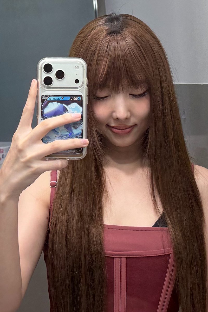 godmitzu's tweet photo. MINA asking us for Nayeon's favorite Pokemon, is she preparing a gift or practicing to draw Pokemon on Nayeon's nails? 👀 https://t.co/eCvdjoco7t