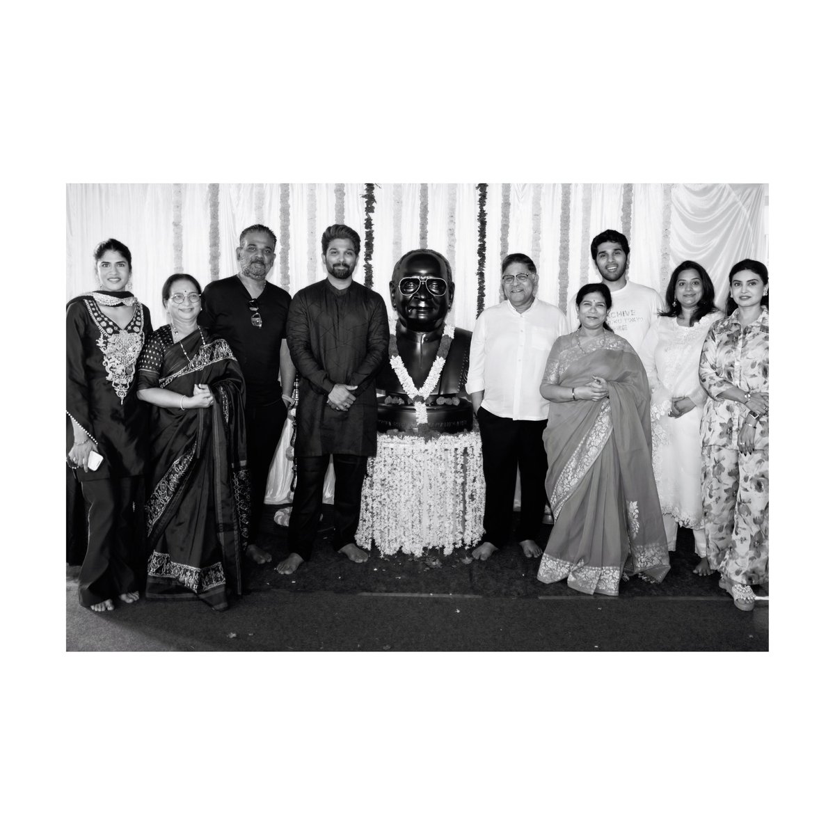 telugufilmnagar's tweet photo. On the birth anniversary of legendary actor #AlluRamalingaiah garu, Icon Star #AlluArjun marks the beginning of a new journey with the launch of his new office, #Iconza 😍🔥

#Raaka #AA23 #TeluguFilmNagar https://t.co/ANWYwKD4XG