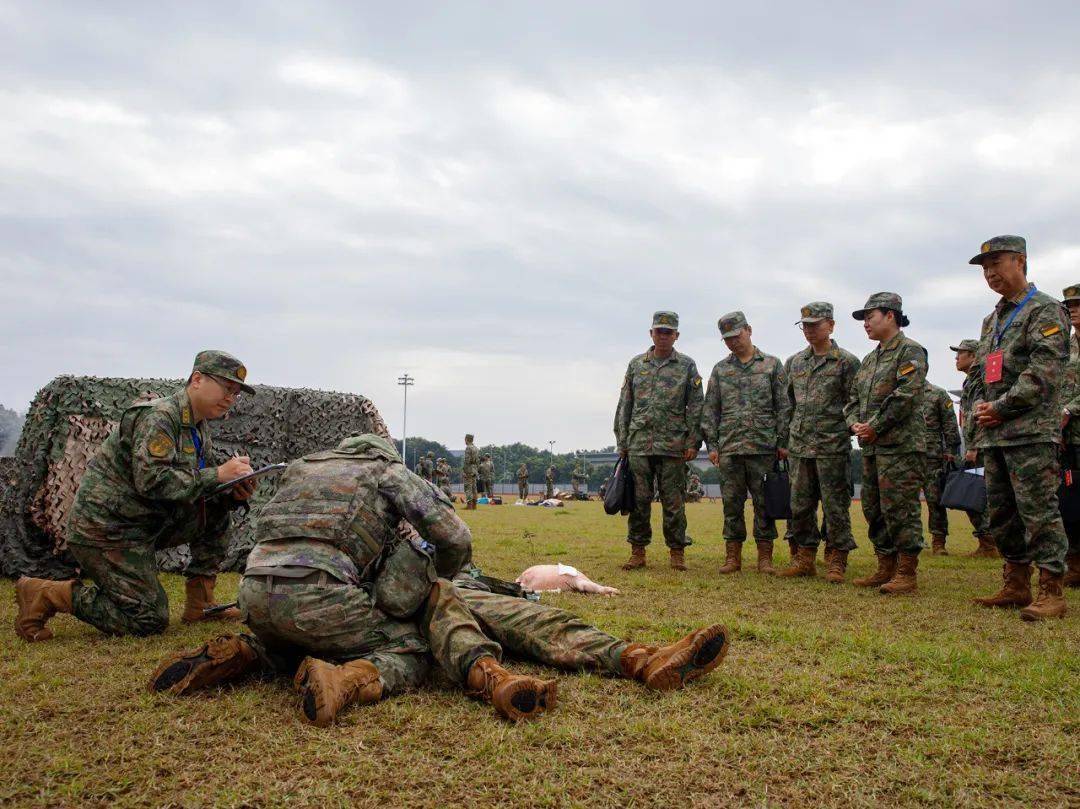 4a7daxo199's tweet photo. [In a tactical drill, soldiers use simulated enemy weighing scales to calibrate equipment during field training.] https://t.co/HxF0RQ1v85