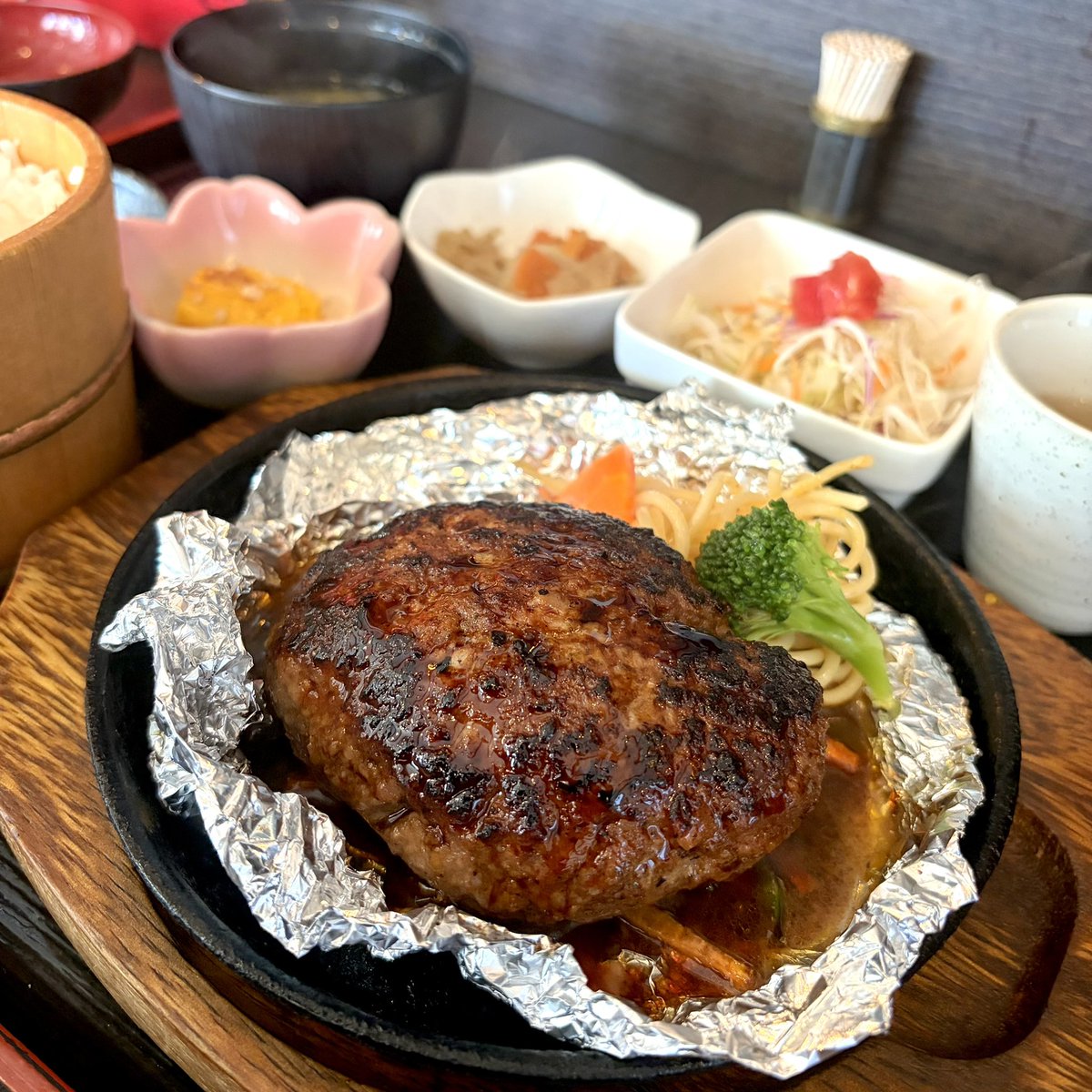 CruisingOcean's tweet photo. 本日のランチは初訪問の大原町の『街のごはんや はなはな食堂』さんで鉄板ジュージュー熟選ハンバーグ定食Mサイズ200g1280円(税込)をてりやきでいただきました♪( ´θ｀)
店の雰囲気も料理の味も素敵でしたよ( ^ω^ )b
今日から10月！色々と値上げされてるけど前向きに楽しんで行こう(*´∇｀*) https://t.co/ghTse6Zm25