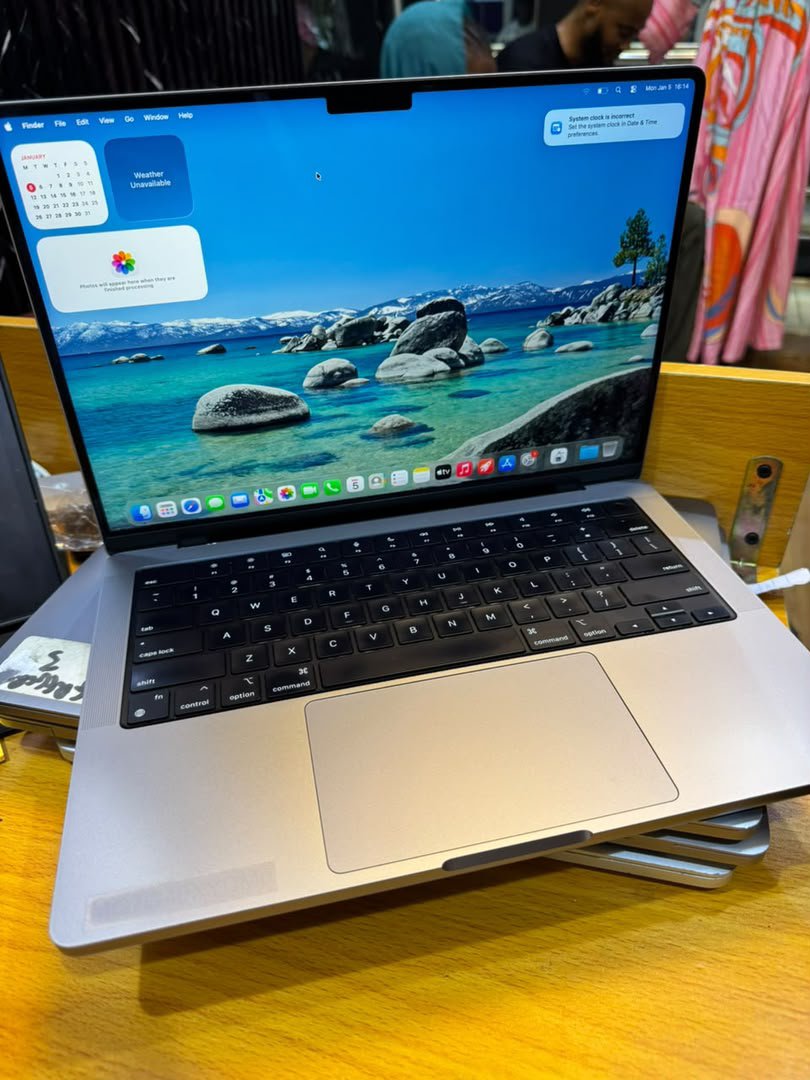 Mattock00's tweet photo. 1tb 16gb MacBook 14inch 2021
Fingerprint not active
Price tag 🏷️ 1,200,000
#Macbook #tech https://t.co/vRBfFdD7aT