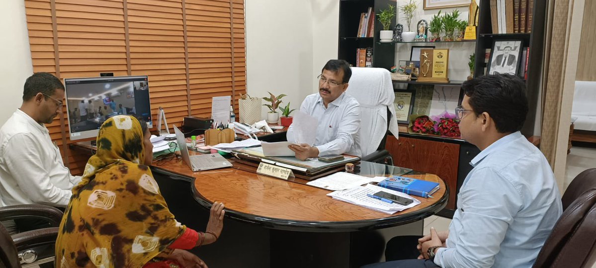 DMBahraich's tweet photo. जिलाधिकारी राजेश कुमार पांडेय द्वारा जनता दर्शन के दौरान आमजन की विभिन्न समस्याओं को वर्चुअल संवाद कर गंभीरता से सुना गया और संबंधित अधिकारियों को मौके पर जाकर जन समस्याओं के त्वरित और प्रभावी समाधान के निर्देश दिये। https://t.co/QbOlzn7aRP
