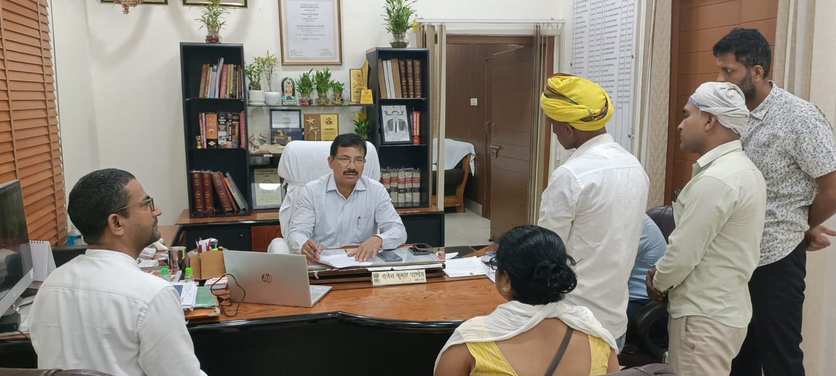 DMBahraich's tweet photo. जिलाधिकारी राजेश कुमार पांडेय द्वारा जनता दर्शन के दौरान आमजन की विभिन्न समस्याओं को वर्चुअल संवाद कर गंभीरता से सुना गया और संबंधित अधिकारियों को मौके पर जाकर जन समस्याओं के त्वरित और प्रभावी समाधान के निर्देश दिये। https://t.co/QbOlzn7aRP