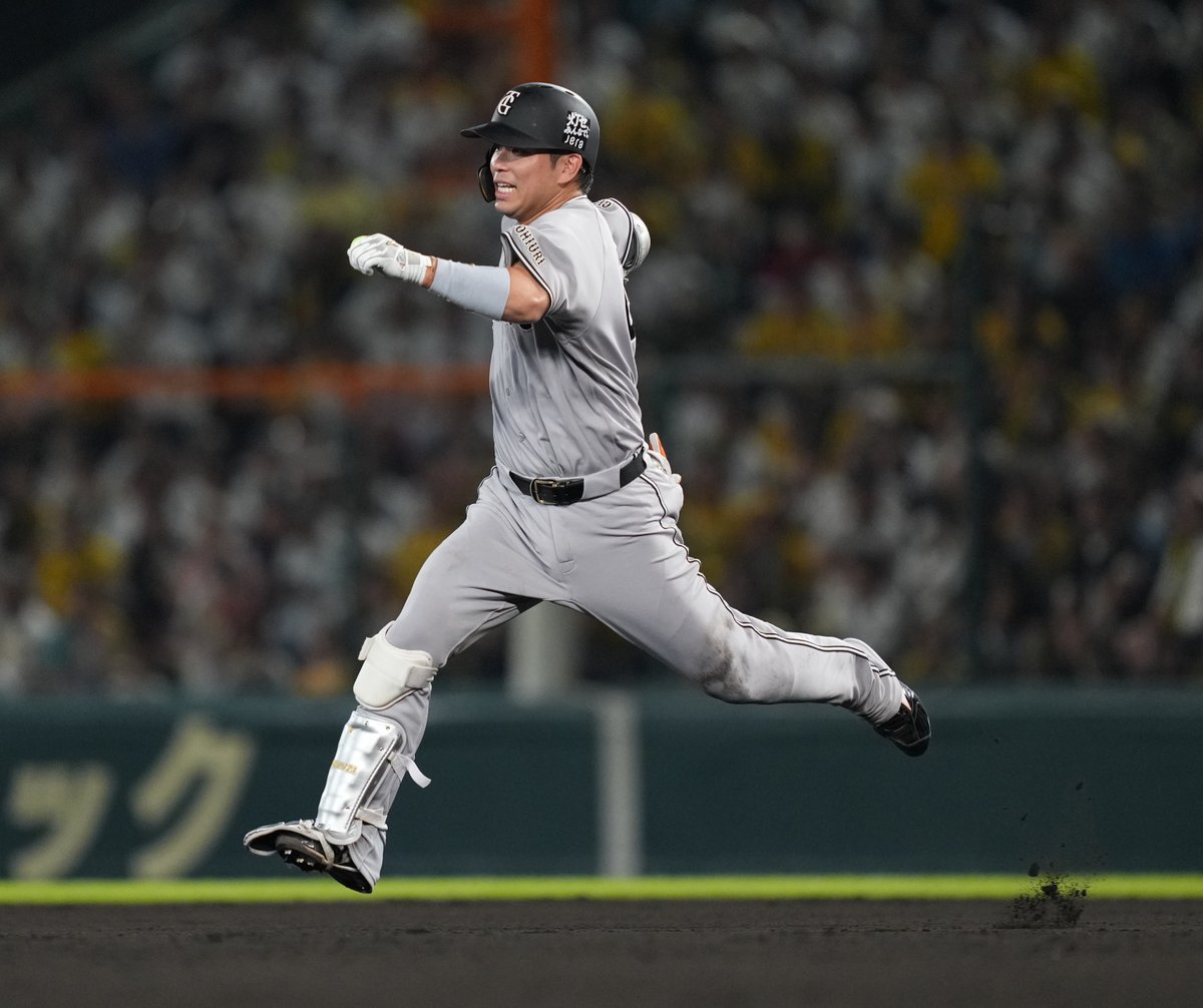 sanspo_giants's tweet photo. 【🔥#熱闘撮って出し🔥】
先制攻撃の口火を切ったのは #大城卓三 選手の二塁打。今年の大城選手はバネが違います（撮影・甘利慈）

大城選手の走力アップ？については6月に書いたコラムで👇

#巨人 #ジャイアンツ #giants #サンスポ https://t.co/7SpPJpqGOa
