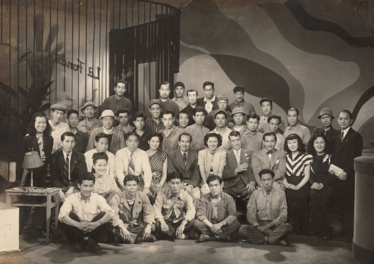 MasayukiMoriArc's tweet photo. 【グッドバイ】(1949/島耕二監督/新東宝)

森雅之・高峰秀子の初共演作で、太宰治の未完の遺作をベースに映画化したコメディ作品です。

森さん演じる雑誌編集長・田島に、資産家令嬢との縁談が持ち上がる。付き合う4人の彼女たちとの関係を清算しようと、高峰さん演じる行商人のきぬ子を妻役に仕立て、彼女たちのもとへ別れ話に向かうことに。
「浮雲」「女が階段を上る時」といった成瀬巳喜男作品とはまた違う、二人の掛け合いが新鮮です。

高峰さんは二人の初共演について「『グッドバイ』、こんな喜劇は大好きだ。森雅之さんとは生意気のようだけどとても呼吸が合ってやりよかった」と感想を残しています。

撮影は同年4月中旬から6月初旬まで行われ、森さんはその間一日も休みがなく、くたくたに疲れていたそう。椅子でうたた寝するシーンの撮影では、リハーサルを経て本番OKが出たのに、森さんは演技をやめません。実は疲労のあまり、本当に眠り込んでしまっていたのです。緊張感のある現場で熟睡してしまうとは「さすがはいい度胸だ」と、当時話のタネになったといいます。

2枚目の集合写真をよく見ると、二人の座る位置に初共演ならではの空気感を感じます。単なる偶然かもしれませんが、皆さんの目にはどう映りますか？（ぜひ9月28日投稿の「浮雲」の集合写真と見比べてみてください）

女性操縦法"グッドバイより" [DVD] https://t.co/ezRRQOeQXf
