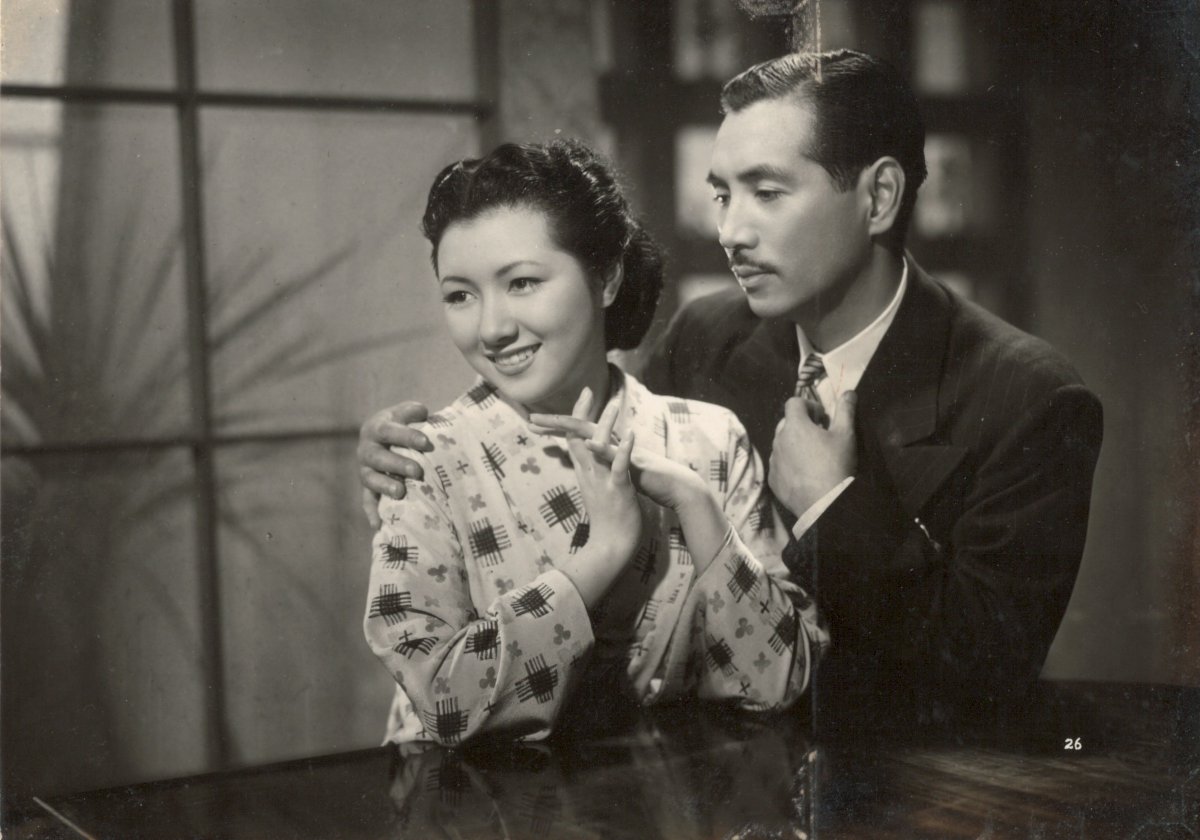 MasayukiMoriArc's tweet photo. 【グッドバイ】(1949/島耕二監督/新東宝)

森雅之・高峰秀子の初共演作で、太宰治の未完の遺作をベースに映画化したコメディ作品です。

森さん演じる雑誌編集長・田島に、資産家令嬢との縁談が持ち上がる。付き合う4人の彼女たちとの関係を清算しようと、高峰さん演じる行商人のきぬ子を妻役に仕立て、彼女たちのもとへ別れ話に向かうことに。
「浮雲」「女が階段を上る時」といった成瀬巳喜男作品とはまた違う、二人の掛け合いが新鮮です。

高峰さんは二人の初共演について「『グッドバイ』、こんな喜劇は大好きだ。森雅之さんとは生意気のようだけどとても呼吸が合ってやりよかった」と感想を残しています。

撮影は同年4月中旬から6月初旬まで行われ、森さんはその間一日も休みがなく、くたくたに疲れていたそう。椅子でうたた寝するシーンの撮影では、リハーサルを経て本番OKが出たのに、森さんは演技をやめません。実は疲労のあまり、本当に眠り込んでしまっていたのです。緊張感のある現場で熟睡してしまうとは「さすがはいい度胸だ」と、当時話のタネになったといいます。

2枚目の集合写真をよく見ると、二人の座る位置に初共演ならではの空気感を感じます。単なる偶然かもしれませんが、皆さんの目にはどう映りますか？（ぜひ9月28日投稿の「浮雲」の集合写真と見比べてみてください）

女性操縦法"グッドバイより" [DVD] https://t.co/ezRRQOeQXf