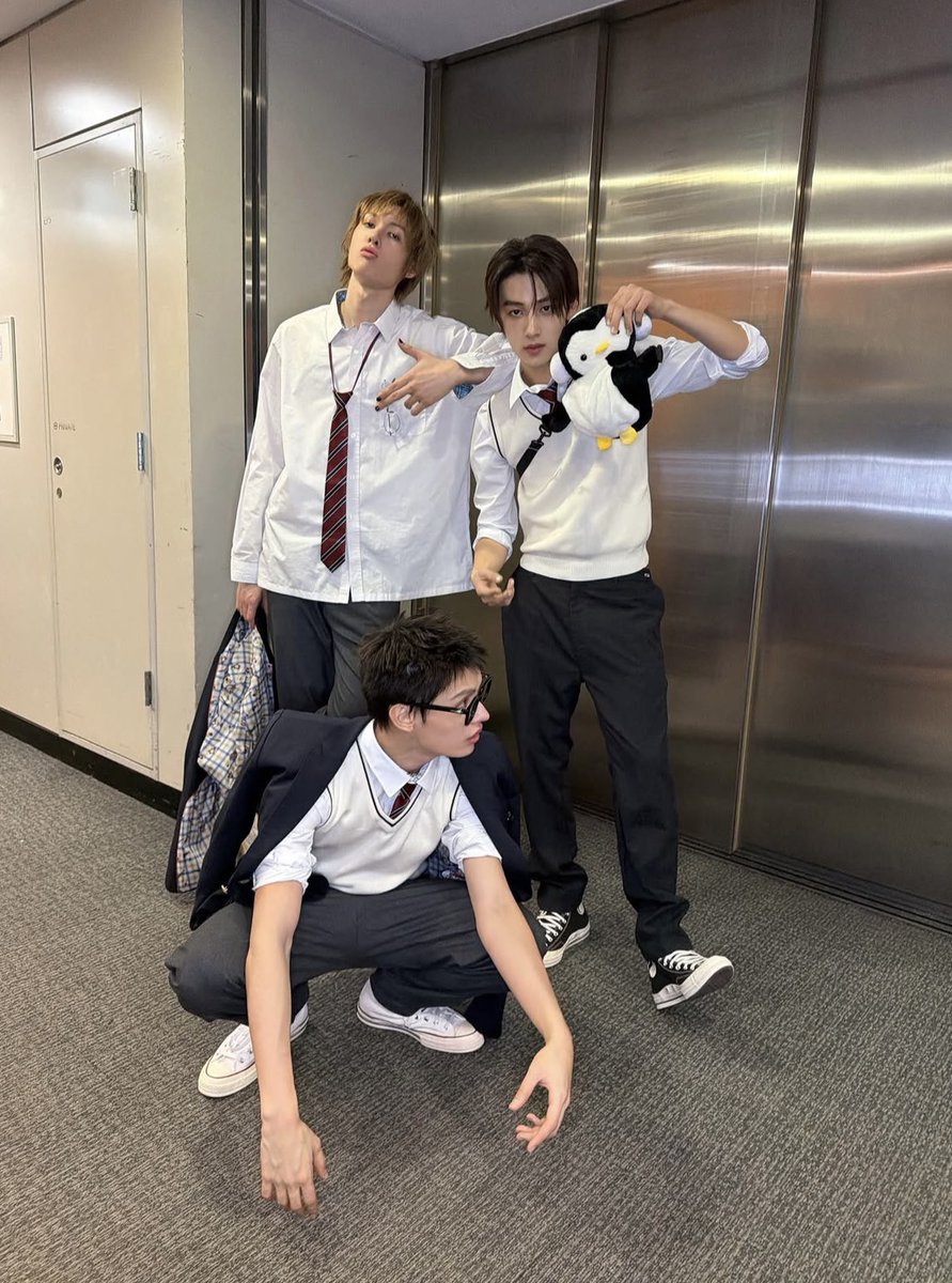 s1oon3_b's tweet photo. 私はCORTISの5人全員がこの制服を着てるとこを見るまで絶対に生きると決めてる https://t.co/MBkrwE9cgk