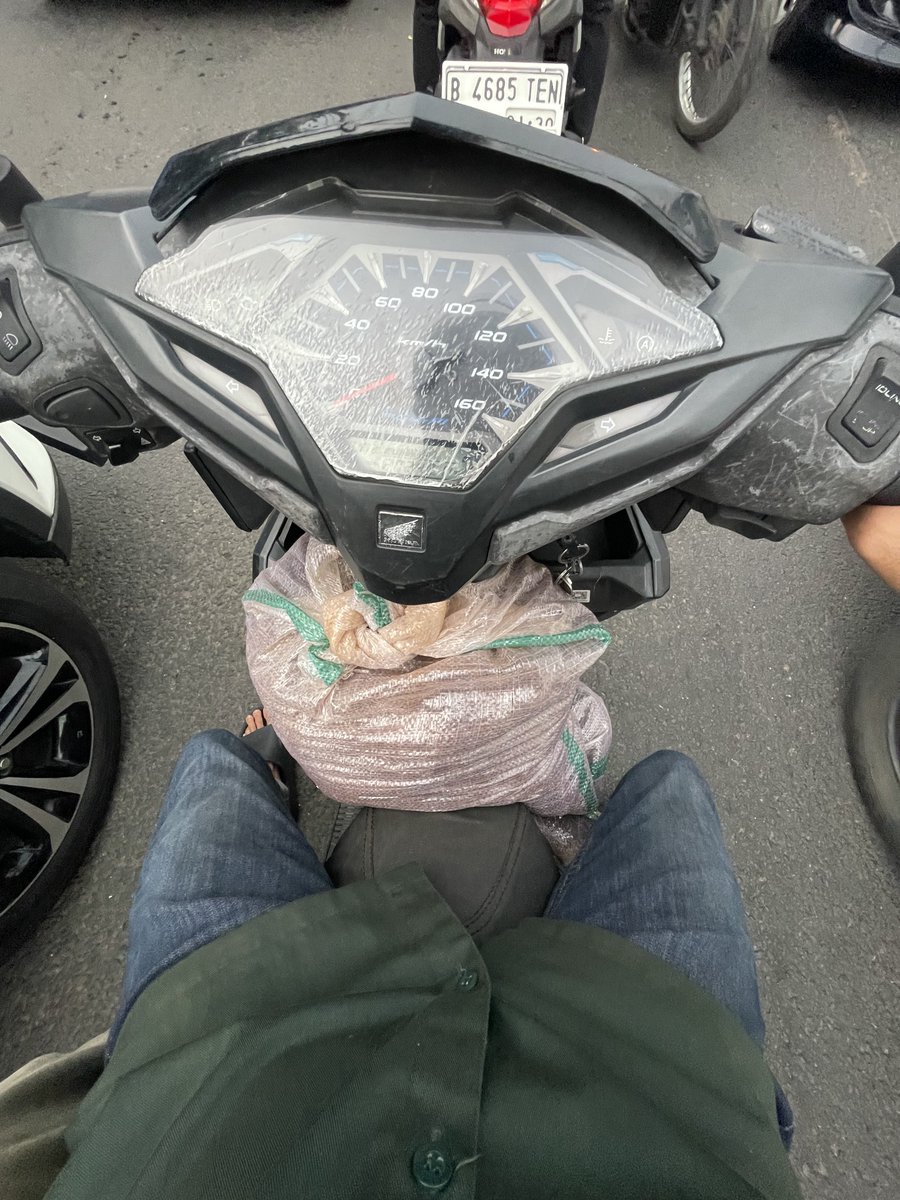 Lynnncc_'s tweet photo. jnck gw bolak balim cuma ngambil tanah doang, mana macet juga https://t.co/eMj5ntrM92