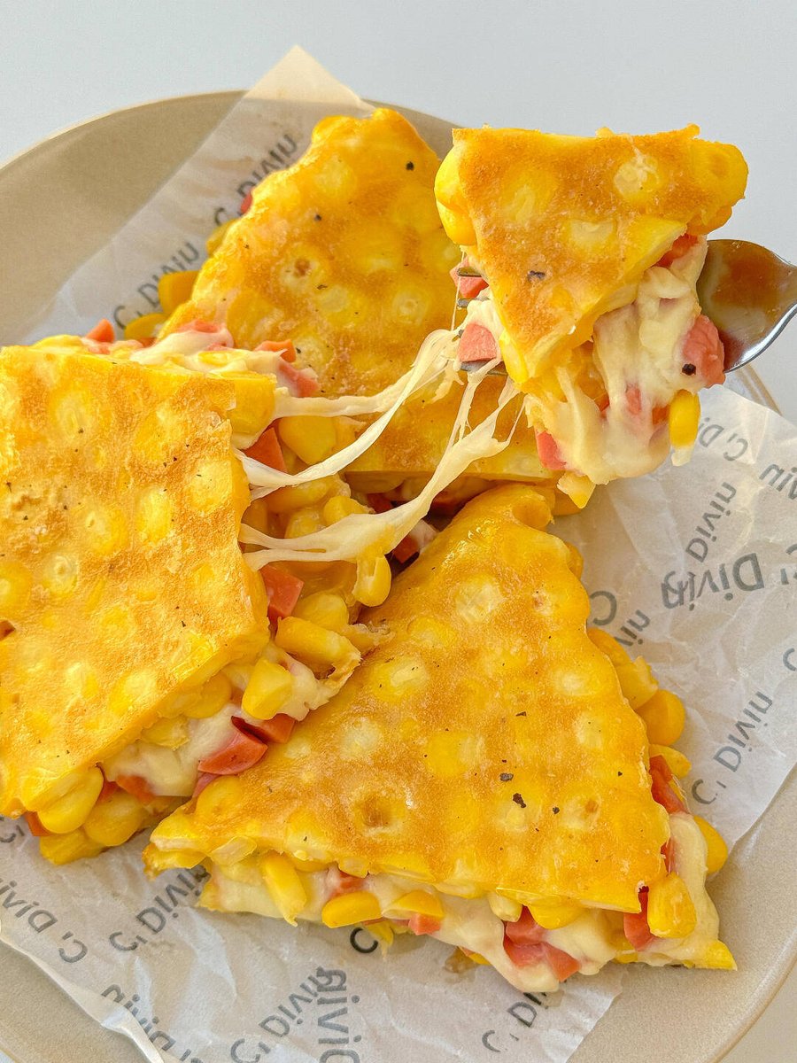 Belkis12hd5's tweet photo. Descubrimos la mejor arepa rellena de queso y chicharrón en el centro! Sabor casero que transporta a Colombia en cada bocado ， https://t.co/1ttDQxAjZx