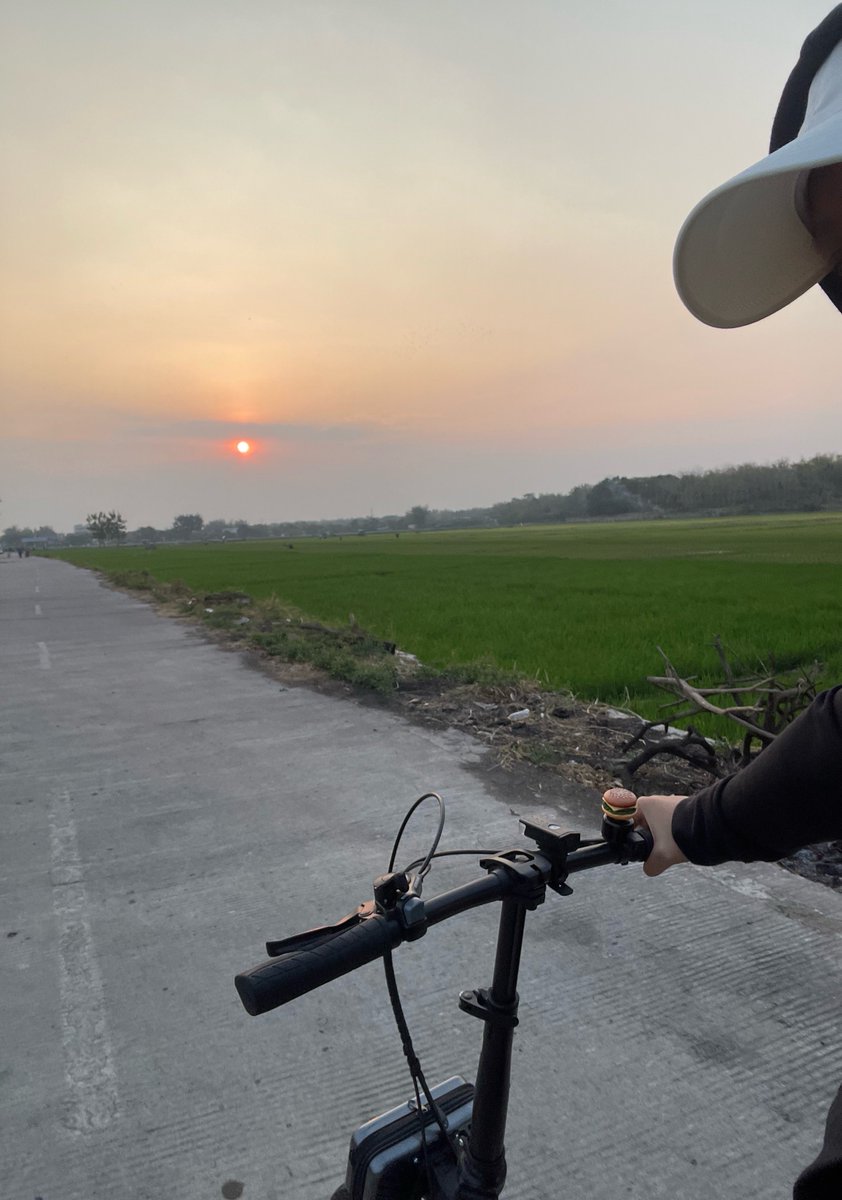 bamblebiiiii's tweet photo. chasing sunset ketemu cimen lagi mlayu meanwhile aku anter piscok sambil sepedahan santaai, kesenjangan olahraga https://t.co/75ozs1d0J9