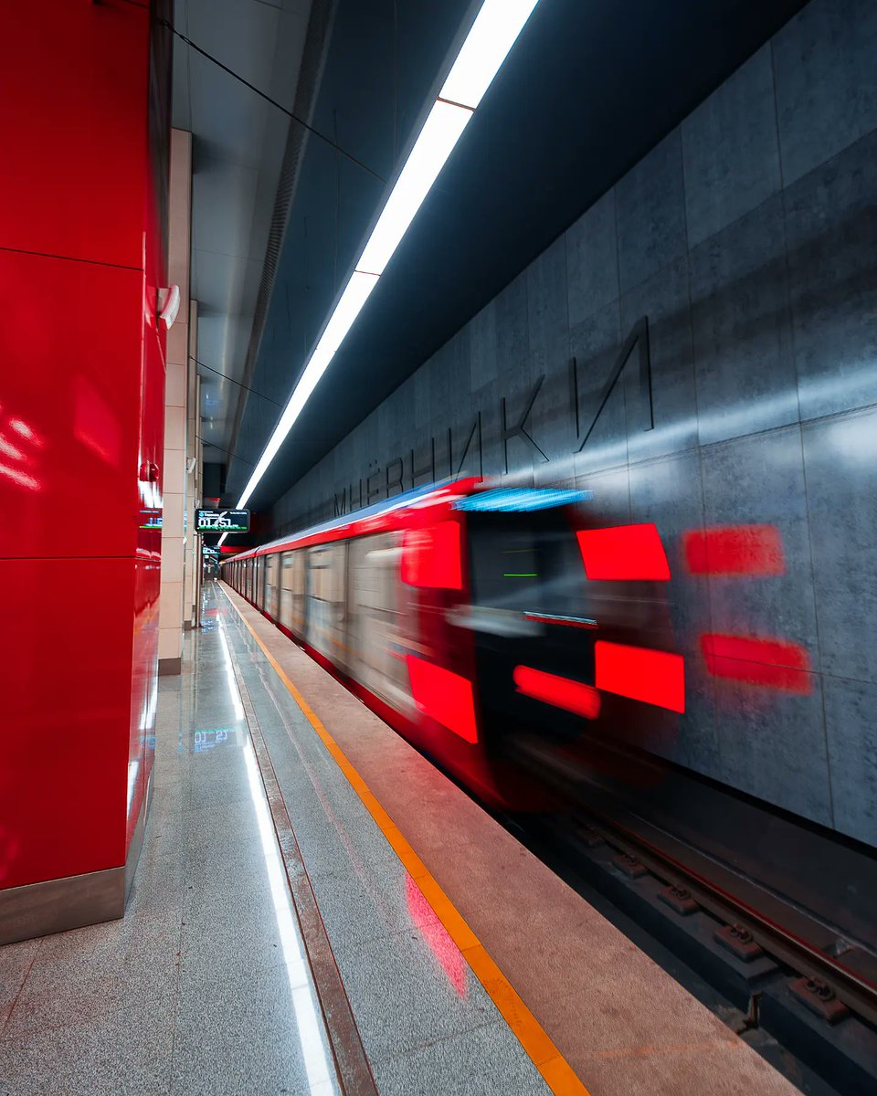 suzy50's tweet photo. Mnyovniki station in motion... https://t.co/5JCnQKo3K5