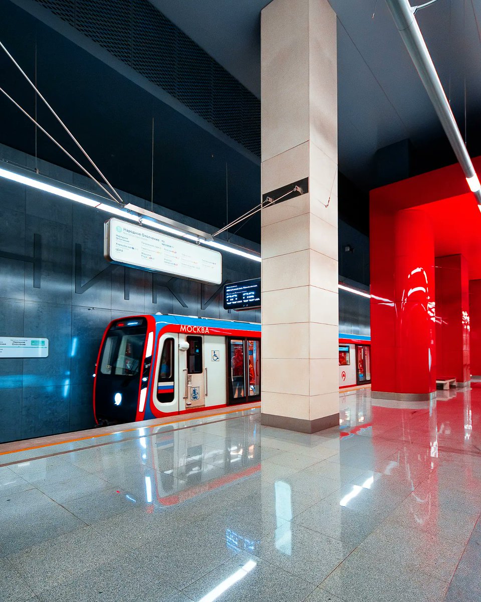suzy50's tweet photo. Mnyovniki station in motion... https://t.co/5JCnQKo3K5