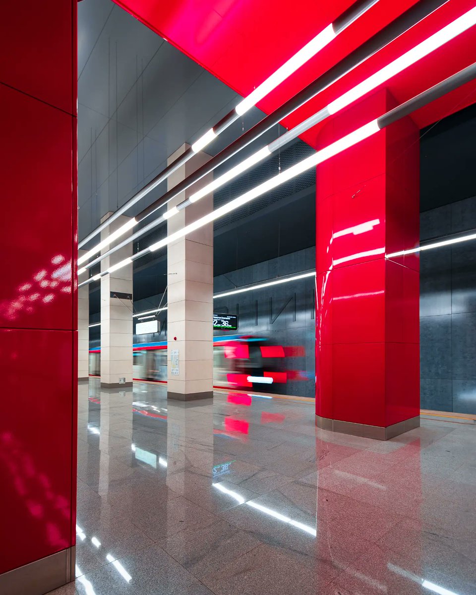 suzy50's tweet photo. Mnyovniki station in motion... https://t.co/5JCnQKo3K5