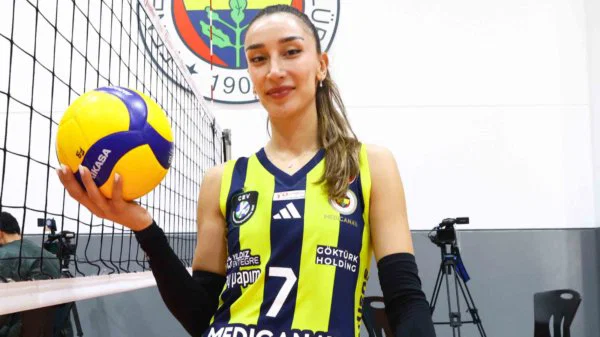 RegenFener's tweet photo. Fenerbahçe Medicana'nın milli voleybolcusu Hande Baladın :
"Evimizde düzenlenen,  CEV Şampiyonlar Ligi Final Four'da yer almak istiyoruz. En büyük hedeflerimizden biri o." 🟡🔵🏐 #FenerbahçeMedicana https://t.co/sirYNfC4H6