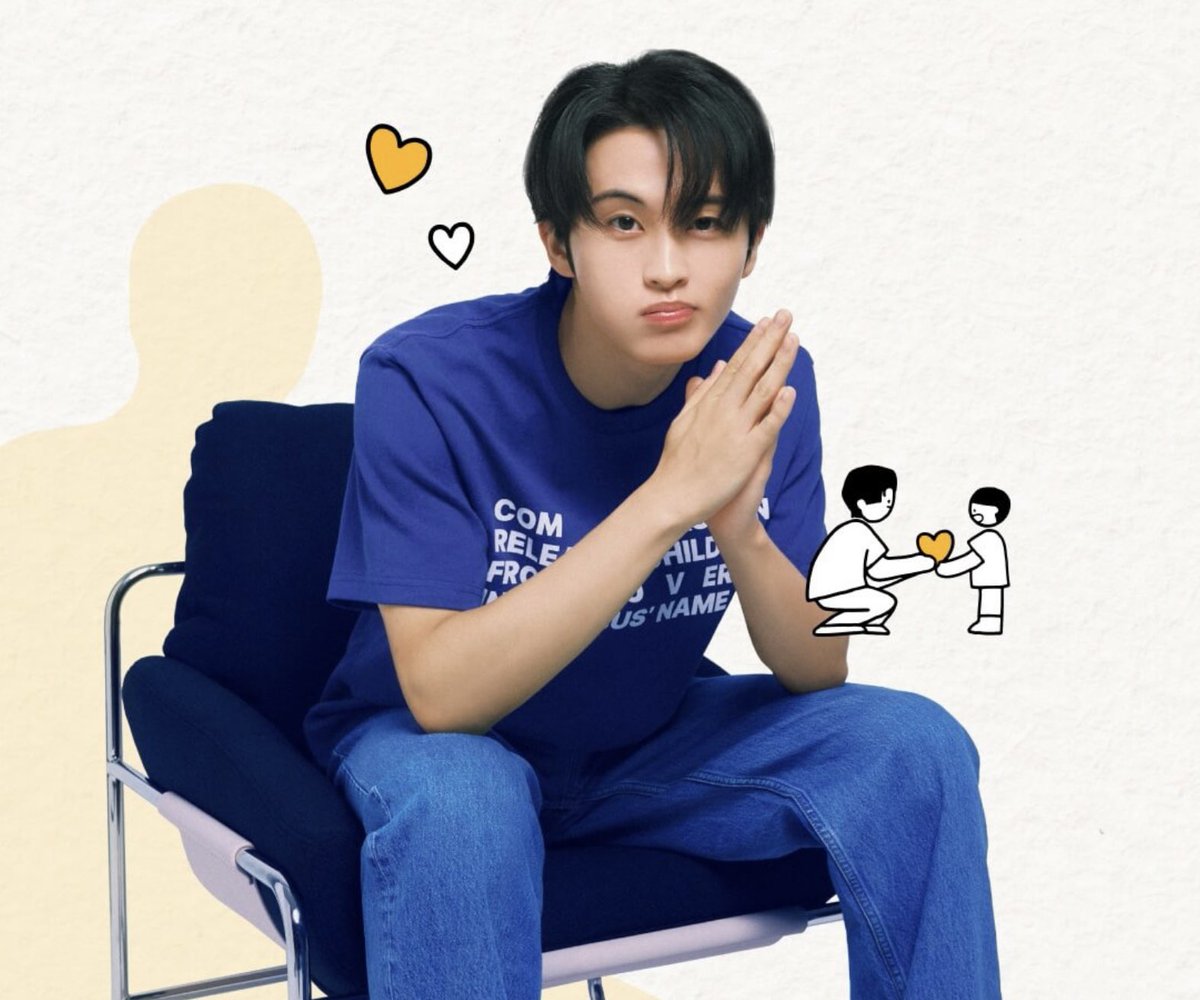 MARKLEE_TH's tweet photo. 261001 Compassion Korea Interview

Q. ช่วยเล่าเรื่องตอนที่ได้พบกับ Brian ให้ฟังเพิ่มเติมหน่อยได้ไหม รู้สึกเหมือนเป็นโชคชะตานำพามาเลยหรือเปล่า?
🐯 พอได้รับการแนะนำและได้เห็นรูปของ Brian ปุ๊บ มันมีความรู้สึกแวบขึ้นมาเลยว่า โอ๊ะ เด็กคนนี้แหละ! ถึงเราจะยังไม่ได้เจอกันและตอนนี้น้องเขาก็ยังเด็กมาก เลยยังไม่ถึงกับเข้าใจผูกพันกันผ่านทางจดหมาย ผมก็เลยอาจจะยังบอกอะไรชัดเจนไม่ได้นัก แต่แวบแรกที่ได้เห็น... น้องเขามีตากลมโตมาก ๆ แล้วผมก็รู้สึกว่าเขามีส่วนคล้ายผมอยู่ พอดูรูปแล้ว โครงศีรษะก็แอบคล้าย ๆ ผมด้วยเหมือนกันครับ (หัวเราะ) แล้วตรงช่องสิ่งที่ Brian ชอบ มีเขียนเอาไว้ว่า ชอบตบมือตามจังหวะ ตรงนี้มันก็คลิกเลยครับ แค่ได้เห็นรูป ผมก็รู้สึกมั่นใจขึ้นมาเองโดยไม่รู้ตัวเลย

Q. อยากทราบเหตุผลว่าทำไมวันนี้ถึงมาเขียนจดหมายให้ Brian
🐯 เพราะน้องยังเด็กอยู่ เลยยังเขียนจดหมายเองไม่ได้ครับ คุณพ่อคุณแม่หรือคุณครูที่ศูนย์เด็กเล็กที่คอยดูแลน้องก็เลยเป็นคนเขียนตอบกลับมาให้แทน จริงๆ ผมแอบเก็บความรู้สึกเอาไว้ก่อนนิดหน่อย เพราะกะว่ารอให้น้องโตกว่านี้อีกสักนิดจนเราสามารถสื่อสารกันได้โดยตรง แล้วค่อยเขียนจดหมายหาเขาเยอะ ๆ ครับ แต่วันนี้ผมรู้สึกว่าอยากจะลองถ่ายทอดความรู้สึกที่มีตลอดช่วงเวลาที่ผ่านมาออกมาดูสักครั้ง เวลาที่ผมเขียนจดหมาย ผมมักจะเขียนเหมือนกำลังพูดคุยอยู่น่ะครับ ผมก็เลยอยากจะส่งผ่านความรู้สึกของผมไปถึง Brian ด้วยภาษาที่เหมือนกับการพูดคุยกับเขาเช่นกัน 

“สวัสดี Brian! นี่พี่มาร์คเองนะ
ตอนนี้เราอาจจะยังไม่รู้จักพี่ แต่พี่น่ะเฝ้าดูเรามาตั้งแต่ตอนอายุขวบเดียวเลย! พี่มีเรื่องที่อยากคุยด้วยเยอะแยะไปหมดเลย ไว้จะคุยด้วยตอนที่เราได้เจอกันนะ :) ถ้าได้เจอกันเร็ว ๆ ก็คงจะดีเนอะ!
รอให้เราโตขึ้นอีกสักนิด พี่อยากให้เรากลายมาเป็นเพื่อนสนิทกัน แล้วก็มาคุยเรื่องนู้นเรื่องนี้ด้วยกัน!! จนกว่าจะถึงวันนั้น ก็วิ่งเล่นให้เต็มที่ เรียนรู้ให้เยอะ ๆ แล้วก็เติบโตอย่างแข็งแรงนะ!“

ตอนนี้ Brian ยังเด็กมาก เขาอาจจะยังไม่ค่อยเข้าใจนักหรอกครับ เพราะฉะนั้นจดหมายฉบับที่ส่งให้ในวันนี้ เอาเข้าจริงแล้วมันอาจจะเป็นจดหมายสำหรับตัวผมในตอนนี้มากกว่าด้วยซ้ำครับ จนกว่าจะถึงวันที่ได้เจอกับ Brian ในสักวันหนึ่ง จดหมายนี้ก็น่าจะกลายเป็นสิ่งล้ำค่าที่บันทึกเรื่องราวความสัมพันธ์ของเราเอาไว้ไม่ใช่เหรอครับ? ผมอยากให้น้องเก็บรักษารวบรวมจดหมายที่ผมส่งไปให้ไว้เป็นอย่างดี หวังว่า Brian จะไม่ทำจดหมายหายไปก่อนที่เราจะได้เจอกันนะครับ (หัวเราะ)

Q. ตั้งแต่เริ่มรับอุปการะ มีความเปลี่ยนแปลงอะไรเกิดขึ้นบ้างไหม?
🐯 ผมรู้สึกว่าตัวเองได้เติบโตขึ้นจริง ๆ ครับ ชีวิตผมก็ค่อย ๆ เปลี่ยนแปลงไปทีละนิด ตอนแรกที่เริ่มอุปการะ ผมแค่อยากจะเรียนรู้ว่าความรักคืออะไร แต่กลายเป็นว่าความรักมันได้ก่อตัวขึ้นในใจผมจริง ๆ ครับ ที่มหัศจรรย์ก็คือ ทั้งที่เราไม่เคยเจอหน้ากันเลยสักครั้ง แต่ทุก ๆ วันผมจะต้องนึกถึงเขาอย่างน้อยสักแวบหนึ่งเสมอ และจะต้องสวดอธิษฐานเผื่อเขาก่อนนอนทุกคืนเลยครับ มันเป็นความผูกพันที่บังเอิญเริ่มต้นขึ้นจากรูปถ่ายแค่ใบเดียว แต่ความรักกลับค่อย ๆ  เติบโตและยิ่งใหญ่ขึ้นเรื่อย ๆ คล้ายกับความรู้สึกแรกตอนที่เราได้เจอคนที่เรารักเลยครับ เผลอแป๊บเดียว Brian ก็กลายเป็นคนสำคัญสำหรับผมไปแล้ว ปกติผมเป็นคนชอบอยู่ติดบ้านนะครับ แต่ตอนนี้ผมกลับมีความฝันเล็กๆ ขึ้นมาว่าสักวันหนึ่ง ผมจะเดินทางไปหา Brian ให้ได้ครับ

🐯 นอกจากนี้ ผมคิดว่าตัวเองได้หันมาใส่ใจและนึกถึงเด็ก ๆ ทั่วโลกที่กำลังตกอยู่ในความยากลำบากมากขึ้นด้วยครับ เอาจริง ๆ ก่อนหน้านี้มันเป็นมุมที่ผมอาจจะยังไม่ได้นึกถึงมากนัก แต่พอผมได้รู้จักกับ Brian มันก็ทำให้ผมเริ่มมองเห็นและใส่ใจในความเจ็บปวดของเด็กคนอื่น ๆ ตามไปด้วยครับ การที่ผมได้ค่อย ๆ เรียนรู้ความรักในรูปแบบนี้ มันเป็นความรู้สึกที่ดีมากๆ เลยครับ ผมอยากจะเป็นคนที่ทำให้ Brian รู้สึกว่า โตขึ้น อยากจะเป็นผู้ใหญ่แบบนี้บ้างจัง ไม่ใช่แค่ในแง่ของความสำเร็จหรือหน้าที่การงานนะครับ แต่ผมอยากจะเป็นตัวอย่างให้กับ Brian ในฐานะผู้ใหญ่ที่ทำสิ่งดี ๆ และเป็นผู้ใหญ่ที่เท่คนหนึ่งครับ

บทสัมภาษณ์ฉบับเต็ม
🔗 https://t.co/XW0Ux0yo9i…
🔗 https://t.co/klBalD2NdV…

#MarkLee #마크리
#UpperRoom #어퍼룸