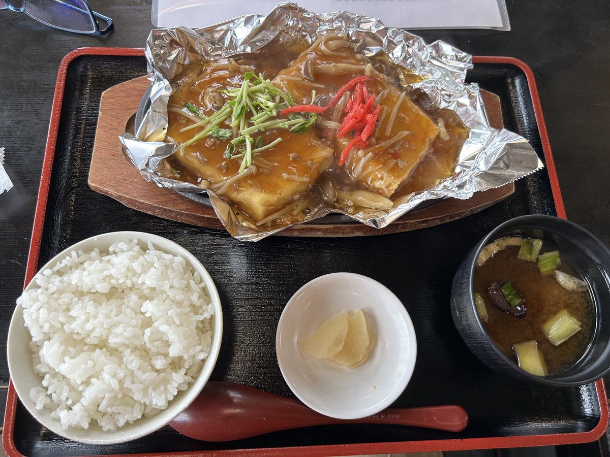 Hide20180218's tweet photo. こないだジビエ焼肉食べに行ったつもりが豆腐ステーキ定食頼んでた🤣

あと別の日は韓国料理のコングッス(豆乳出汁のキムチ乗せ冷麺？)も。後からキムチの辛さがピリピリ来る🌶
結構美味い😋 https://t.co/1SkqdPQ1eP