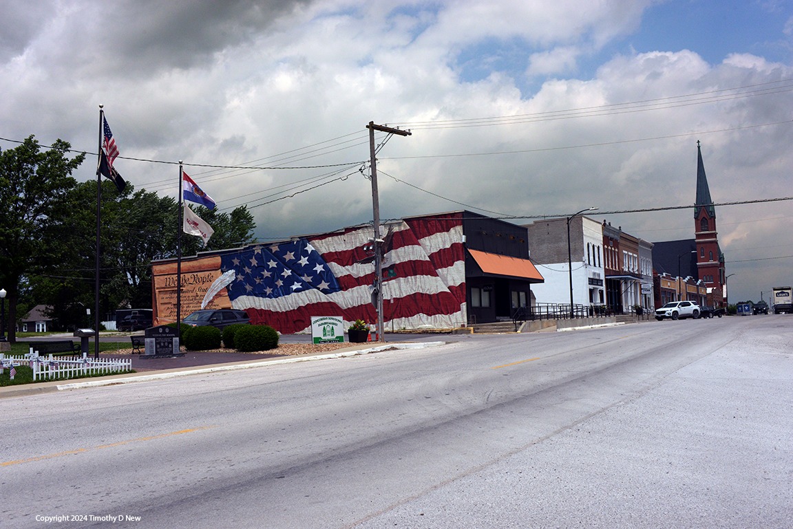 GUSTAVONETTOO's tweet photo. #PhotoduJour2026 June 28, 2026 Love the Patriotic #murals on Main Street in Tightwad, Missouri. Appropriate photo du Jour as we head into the July 4th celebrations. #RoadTripUSA #America250 #WeThePeople #AmericanFlagMural #PatrioticMural https://t.co/cRg36A5WLs