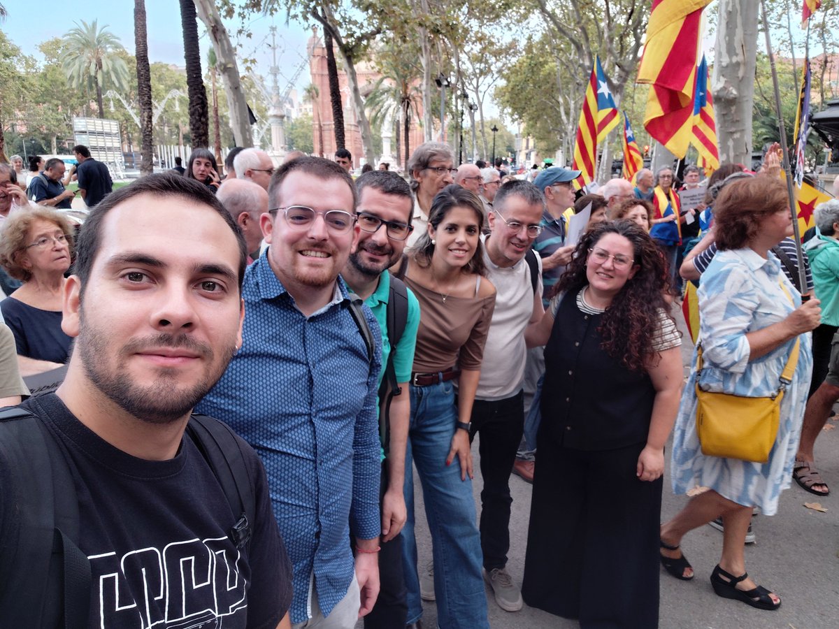 PauVilassar's tweet photo. En suport al Roger Español en el judici contra l'abús policial l'1 d'octubre del 2017. Malgrat les obstruccions, esperem que es faci justícia. Dempeus per la llibertat! https://t.co/lOYIOx37L5