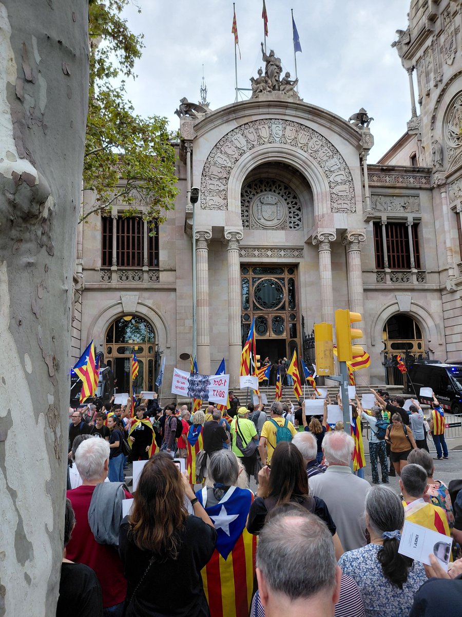 PauVilassar's tweet photo. En suport al Roger Español en el judici contra l'abús policial l'1 d'octubre del 2017. Malgrat les obstruccions, esperem que es faci justícia. Dempeus per la llibertat! https://t.co/lOYIOx37L5
