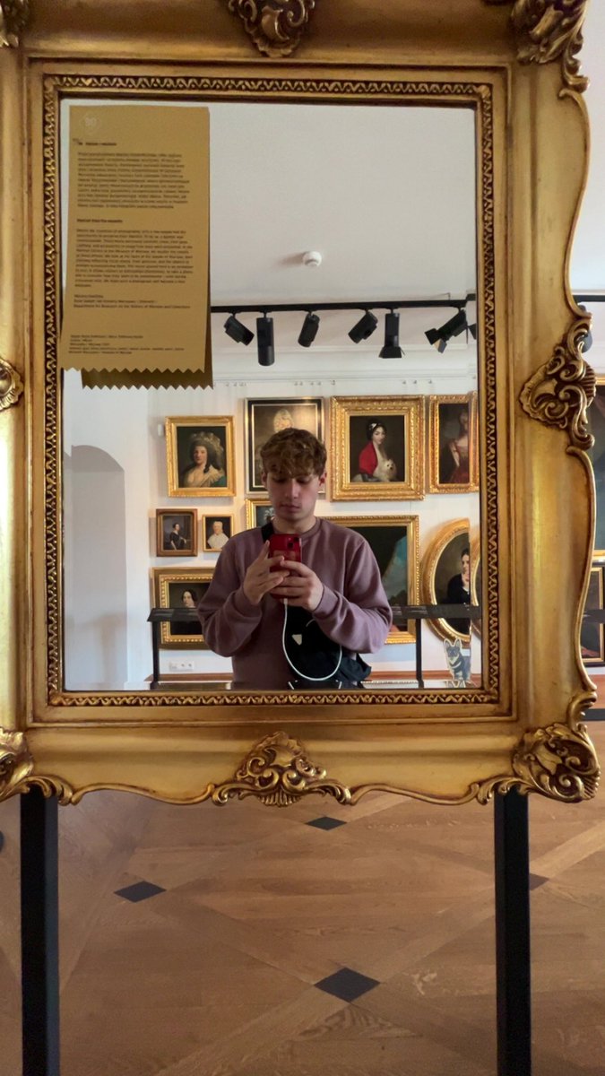 FruitsAutumn's tweet photo. put myself in the museum of warsaw (notfake) https://t.co/PslZ31UKJB