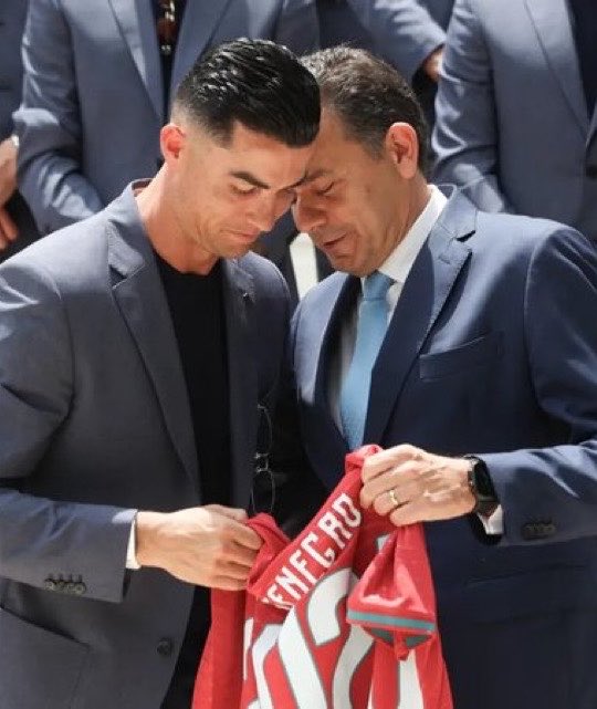 theMadridZone's tweet photo. 🚨💣 JUST IN: Portugal Prime Minster Luís Montenegro has asked to speak to Jorge Jesus because he wants FULL CLARITY on Cristiano Ronaldo. @SICNoticias https://t.co/2KppXGpNqA