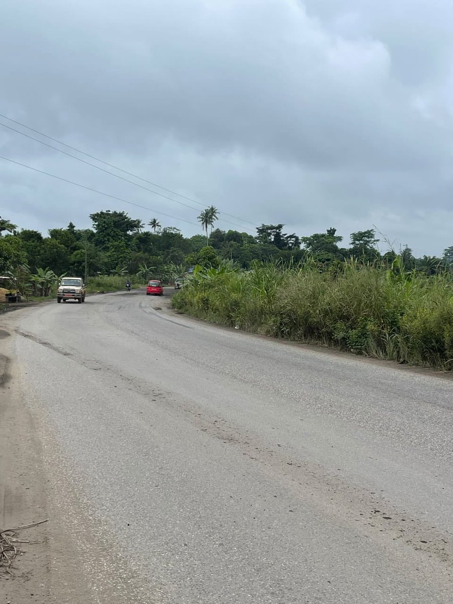CRTV_web's tweet photo. Une descente de terrain destinée, apprécier la mobilisation des équipes et arrêter les techniques de traitement adéquates, en attendant la mise en place du financement destiné à la reconstruction.
#MINTP
#Cameroun https://t.co/TJW22TgBeM