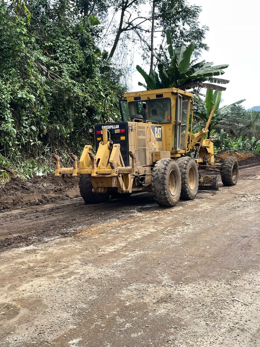 CRTV_web's tweet photo. Une descente de terrain destinée, apprécier la mobilisation des équipes et arrêter les techniques de traitement adéquates, en attendant la mise en place du financement destiné à la reconstruction.
#MINTP
#Cameroun https://t.co/TJW22TgBeM