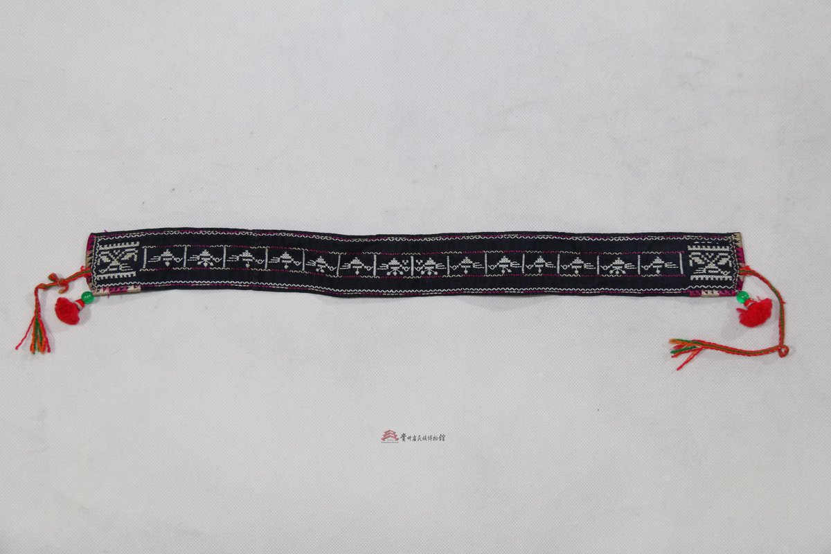 JuliaHansed1cb's tweet photo. Just finished a custom woven wristband with my grandma's old embroidery thread! Tiny details, huge heart  #HandmadeJoy https://t.co/ZmvvVhGXrC