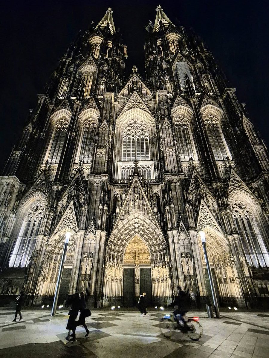 leandrinho_lost's tweet photo. Cologne Dom is magnificent from the outside at all times. It also houses the relics of the three wise men which seems an appropriate reason to peep beyond its doors at this time of year
👑👑👑🎁🐪
#exploreuniworld #rhineholidaymarkets #ssantoinette https://t.co/MAAEgEWUxq