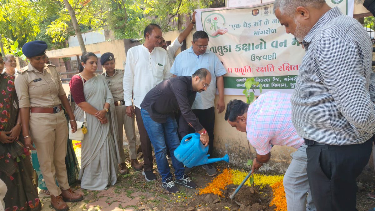 MangrolTdo's tweet photo. "સ્વચ્છતા હી સેવા-2026" અંતર્ગત આજરોજ "એક દિવસ,એક કલાક,એક સાથે સ્વચ્છ"કાર્યક્રમ હેઠળ માંગરોળ તાલુકાના મોસાલી ગ્રા.પં.માં સામુહિક સફાઈ અભિયાન અને વૃક્ષારોપણ કાર્યક્રમ હાથ ધરેલ હતો.જેમાં તા.પં.પ્રમુખશ્રી,ઉપપ્રમુખશ્રી,કારોબારી અધ્યક્ષશ્રી તાલુકા વિકાસ અધિકારીશ્રી હાજર રહ્યા હતા. https://t.co/N9sBz8KKLC