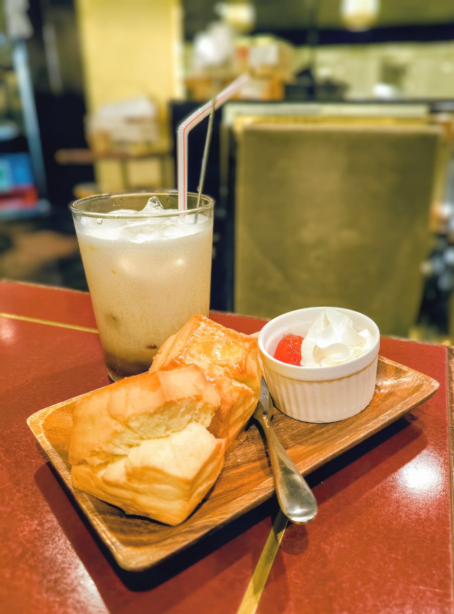 saoringa67's tweet photo. 吉方位取りin横浜
初・サモアール　スコーンセット
よく📺️で紹介されてて期待して食べたが、正直味は普通で2度目はないかな〜😅
やっぱスコーンは断然クロテッドクリーム＆ジャム派なので物足りなさを感じた。
ニナズさんのロイヤルティミルクティーを知ってしまったから舌が肥えしまったかも…🥺 https://t.co/7VK0DPBrDq