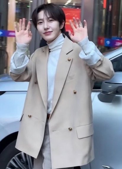 growithrj_'s tweet photo. kyknya renjun harus sering2 punya jadwal di china deh😭 auranya yang luar biasa itu keluar semua aslii😭 beneran udah kyk gege gege di drachin😭💛 https://t.co/FFlhWYzz2v