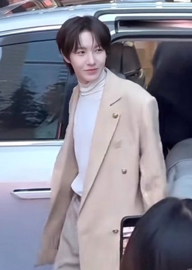 growithrj_'s tweet photo. kyknya renjun harus sering2 punya jadwal di china deh😭 auranya yang luar biasa itu keluar semua aslii😭 beneran udah kyk gege gege di drachin😭💛 https://t.co/FFlhWYzz2v