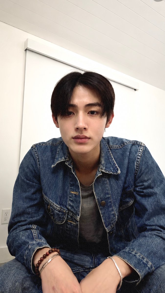 seanhomage's tweet photo. #seonghyeon’s always looking fine without even trying https://t.co/k2wLGbNBfE
