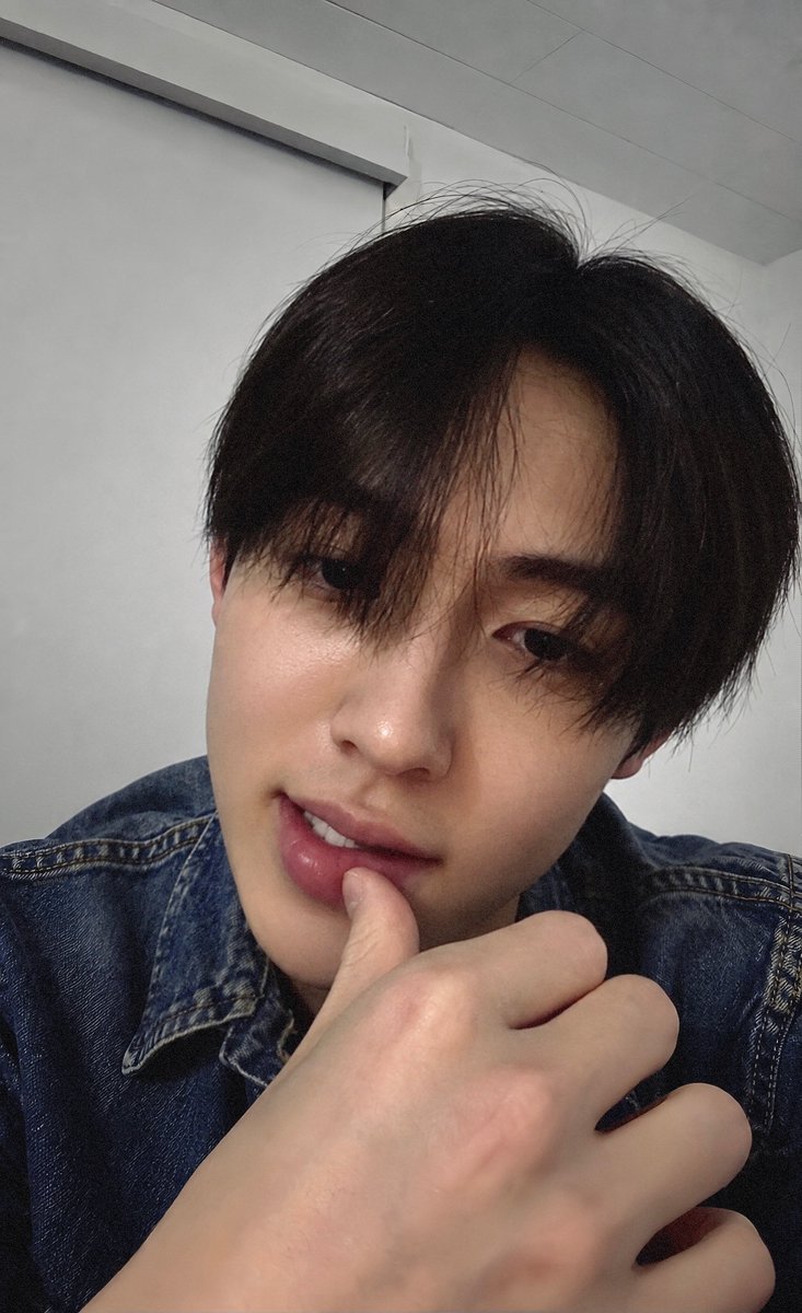 seanhomage's tweet photo. #seonghyeon’s always looking fine without even trying https://t.co/k2wLGbNBfE