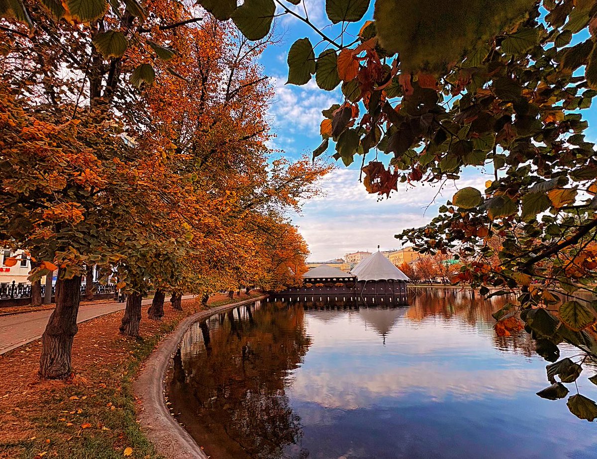 13x37's tweet photo. Autumn mood. Have a nice day. https://t.co/JgpLd3nd8a