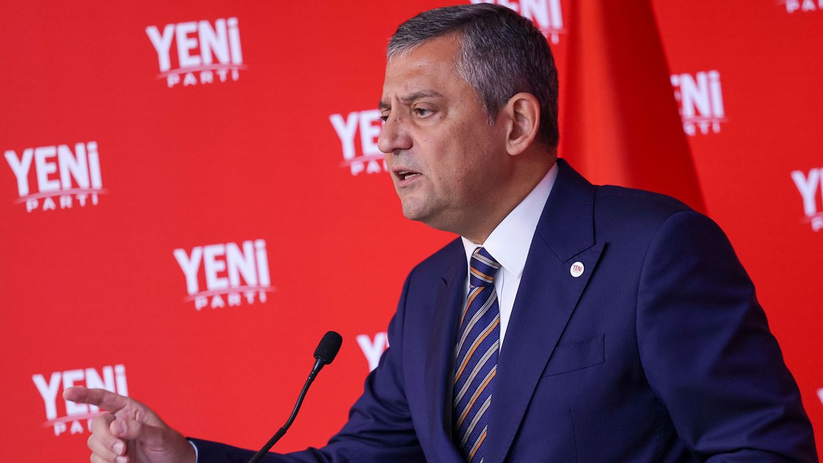BirGun_Gazetesi's tweet photo. Özgür Özel'den fon skandalı açıklaması:

🗨️ Fatma Betül Sayan Kaya'dan sonra ortaya çıktı ki Hayati Yazıcı'nın oğlunun belli ki farkında olmadan mal varlığına el koydular. Dakikalar, saatler içinde mal varlığına konulan tedbir kaldırılıyor

🗨️ Şimdi burada bir para var. Bu para herhangi birinde olunca tedbir olsun da Hayati Bey'in oğlunda olursa tedbir olmasın mı! Buradan bu işin ne kadar siyasi, AK Parti'nin ne kadar bu işin içinde olduğu ortada

https://t.co/89ZftsJNAu
