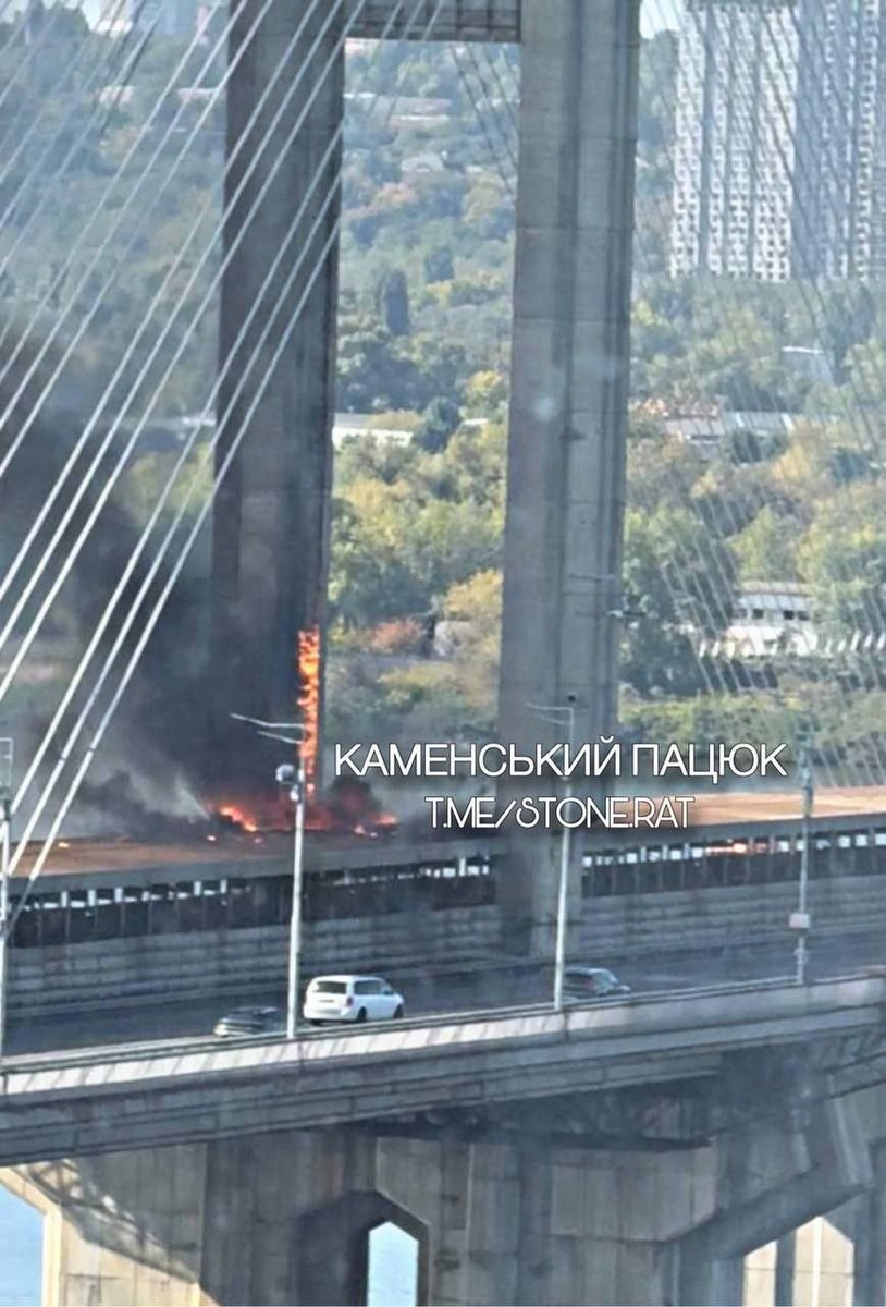 Alex_Oloyede2's tweet photo. 🇷🇺💥 Impact on the Southern Kiev bridge.

Has the Kremlin finally given the MoD the power to dismantle the enemy's capital? The latest Geran-4 are equipped with more destructive warheads, targeting High-Voltage power lines and now bridges.

Zelensky opened the Pandora's box... https://t.co/6WtXqBhZGF