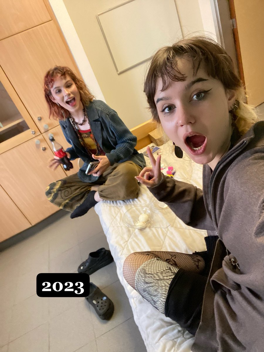 feeisgoingcrazy's tweet photo. we met on edtwt, became ed buddies, became irl friends, dated for a month, and somehow 4 years later we’re both in recovery ♡ @aoifesomewhere https://t.co/yAs54DvXU3