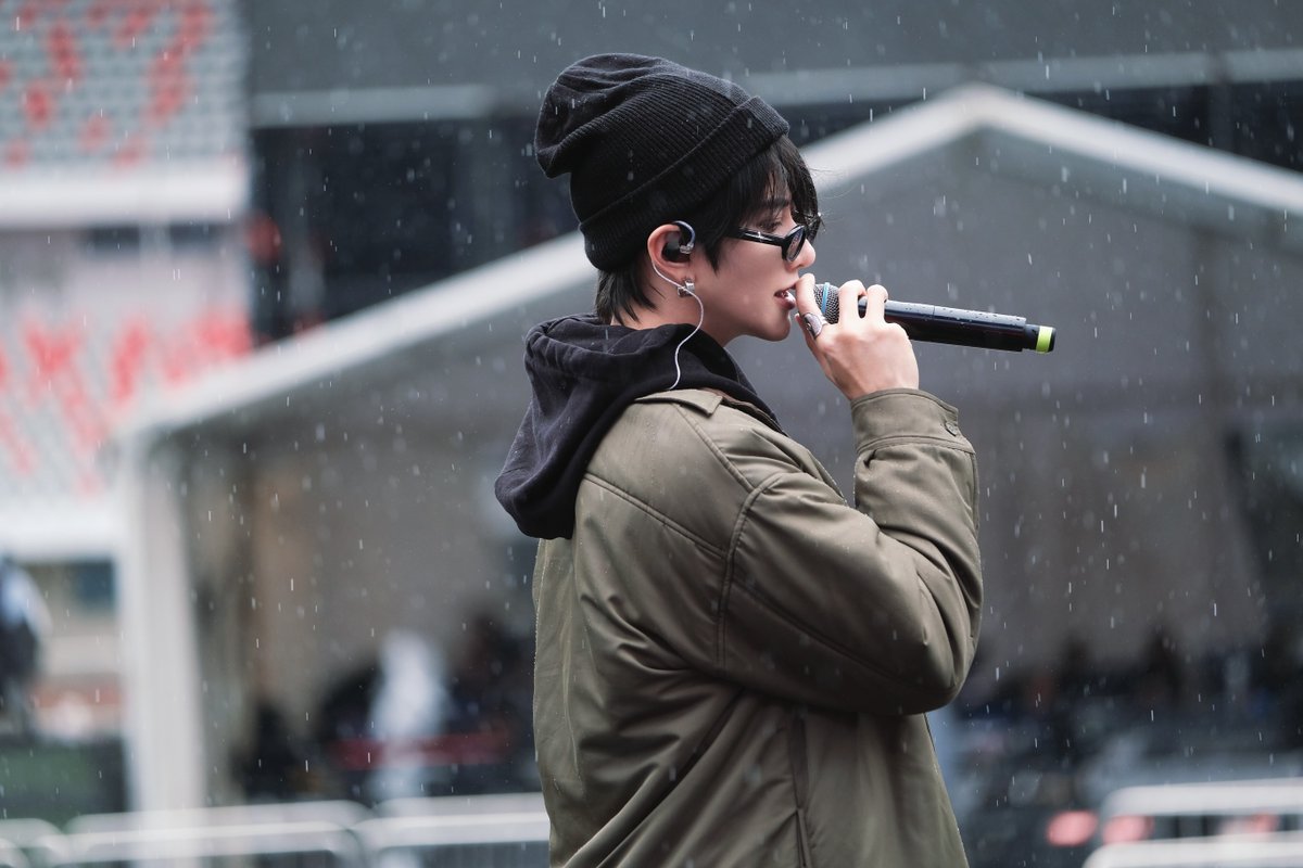 _m1keangelohv's tweet photo. 261001 - IG : @M1KEANGELO  UPDATE 💫

I’m singing in the rain🌧️

#m1keangelo #mikeangelo #ไมค์พิรัชต์ #concert https://t.co/nc3xNB82Vf