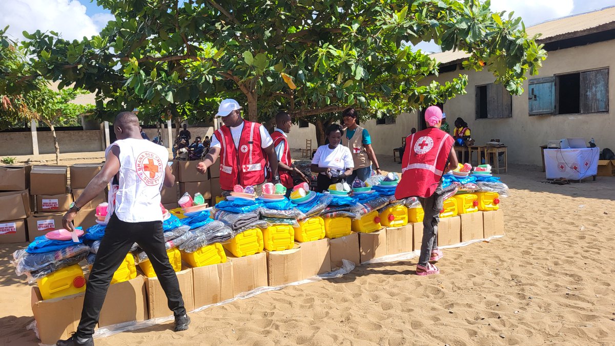ghanaredcross's tweet photo. Relief distribution in Huime Agordome is underway today. Our teams and volunteers are on the ground delivering aid to those who need it most. 
#GhanaRedCross #HuimeAgordome #HumanitarianAid #RedCrossInAction

@IFRCAfrica
@IFRC_DREF @ifrc @ICRC_Africa @ICRC https://t.co/eqezxS4W6f